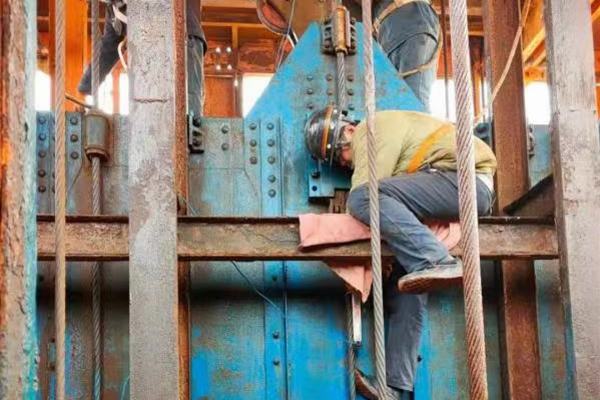 emc网页版登录建设矿建二公司王峰项目部罐笼防坠器脱钩试验顺利完成