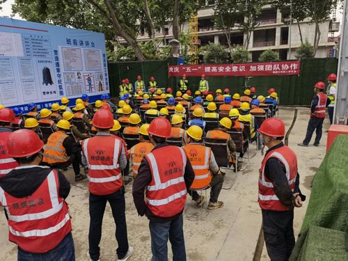 emc网页版登录建设铜煤公司第二项目部举行欢庆“五一”趣味安全知识竞赛暨拔河比赛活动