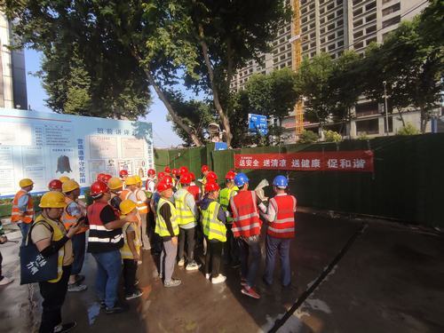 emc网页版登录建设铜煤第二项目部开展为一线工人“送安全、送清凉、送健康、促和谐”活动