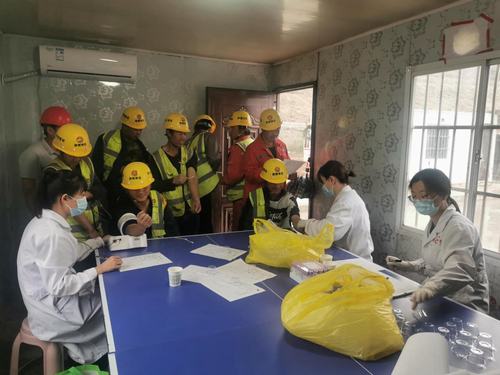 emc网页版登录建设铜煤公司第八项目部组织一线工人进行健康体检