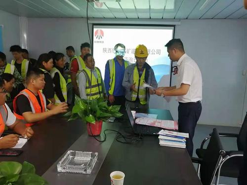 emc网页版登录建设铜煤公司 深入施工现场开展“安全宣传咨询日”活动