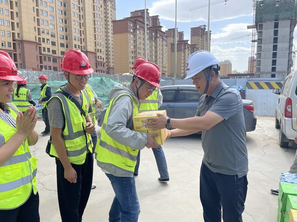 炎炎夏日送清凉  丝丝关怀沁人心