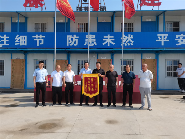 emc网页版登录建设渭南分公司第八目部为村庄修补村道践行国企社会责任