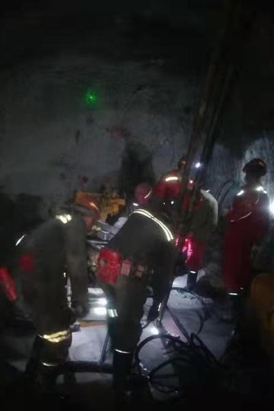 emc网页版登录建设矿建二公司第二项目部进行前探钻孔施工确保生产安全