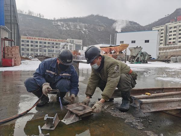 emc网页版登录建设矿建二公司安装项目部：风雪难掩热情 全力保障生产