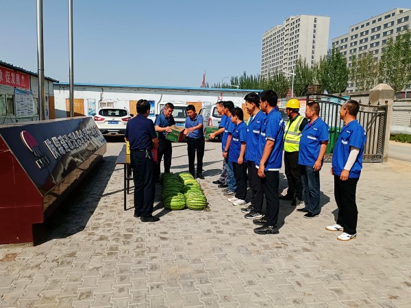 emc网页版登录建设澄合分公司夏季送清凉进陕北片区施工现场