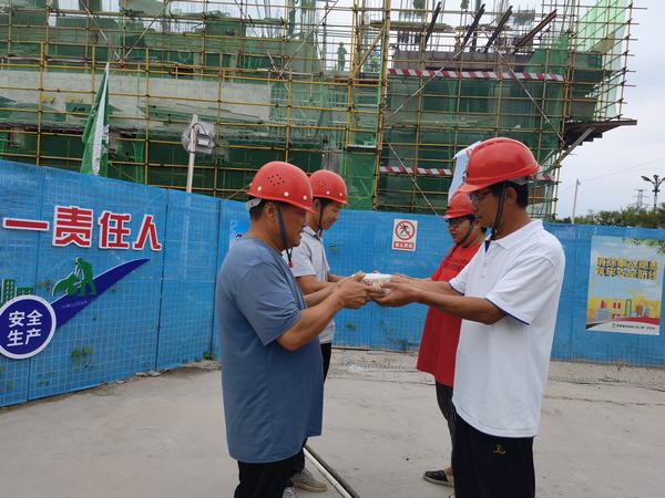 emc网页版登录建设韩城分公司土建一项目部顶烈日送“清凉”绿豆汤带“温暖”