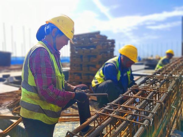 emc网页版登录建设直属第七项目部骄阳似火坚守岗位斗酷暑