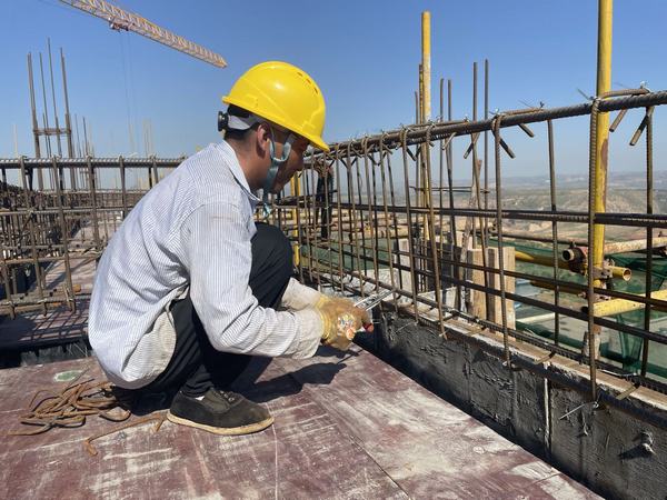 emc网页版登录建设韩城分公司：不服“暑”！他们和太阳肩并肩