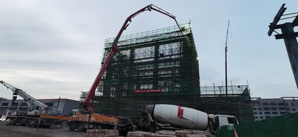 emc网页版登录建设韩城分公司承建的王峰矿井副井工业场地提升机房主体工程顺利封顶