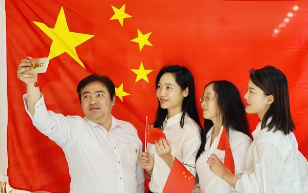 emc网页版登录建设项目开发公司：“与国旗合影，身披荣光 ”