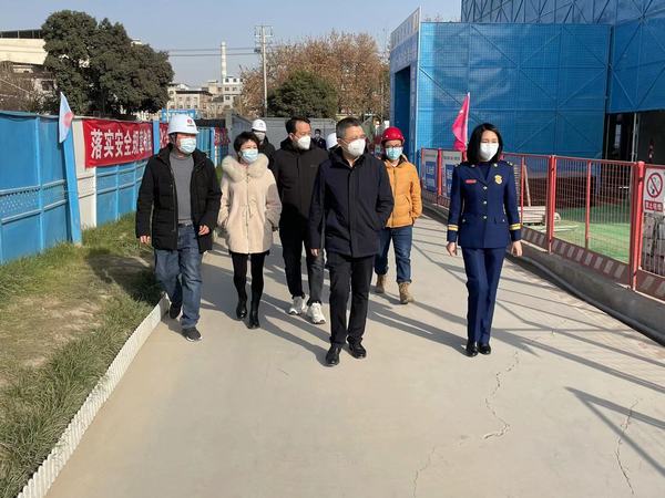 西安市新城区委常委、副区长杨珩莅临emc网页版登录建设新城公司第二项目部检查指导工作