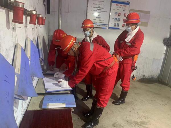 emc网页版登录建设矿建二公司发扬“龙”“抬”“头”式好作风