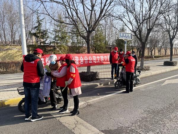 emc网页版登录建设澄合分公司第十五项目部多形式开展学雷锋活动展现青年风采