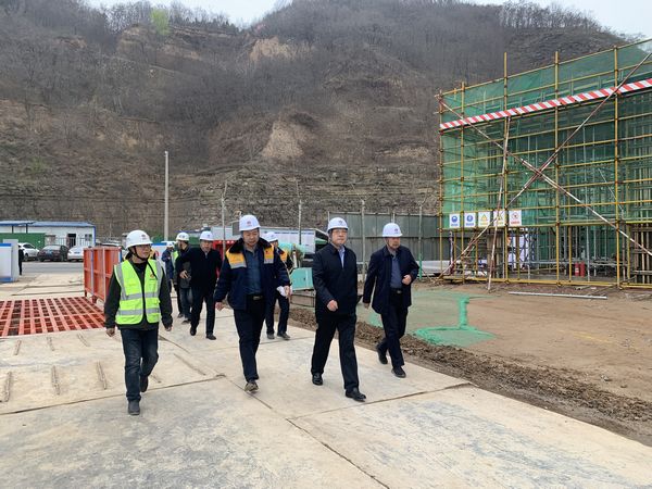陕西彬长集团有限公司董事长、党委书记一行莅临emc网页版登录建设天工公司承建的储煤仓工地检查指导工作