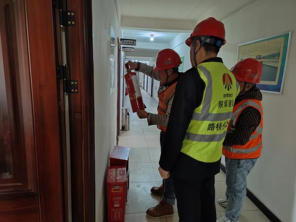 emc网页版登录建设路桥分公司人勤春早	“充电”忙