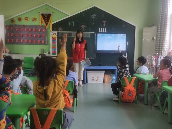 emc网页版登录建设铜煤公司：文明活动进校园 点亮志愿新“食”尚