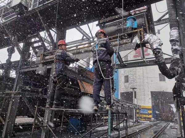 emc网页版登录建设洗选煤运营公司柠条塔运营项目部：“断崖式”降温，工人“白头”力保生产