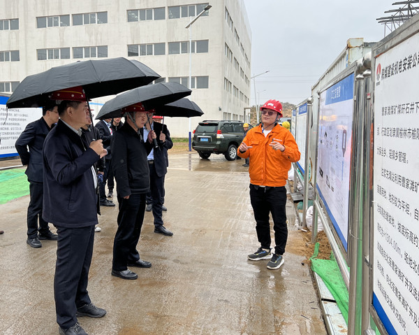 榆林市副市长王华胜莅临emc网页版登录建设机电安装公司施工现场进行环保调研