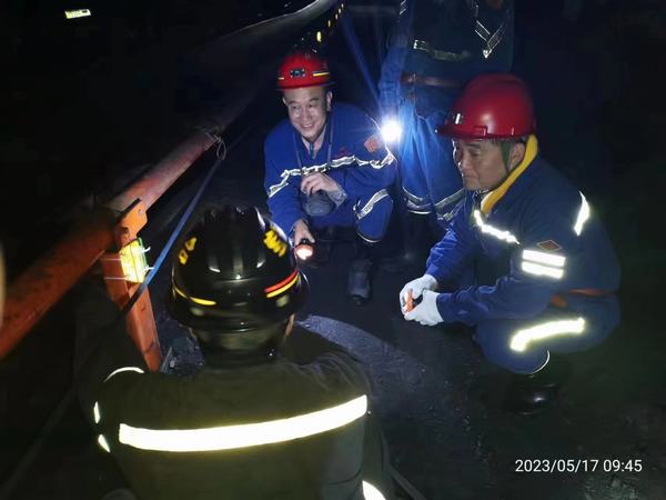 黄陵建庄矿业有限公司董事长雷贯亮深入emc网页版登录建设矿建二公司建庄项目部检查安全质量标准化工作