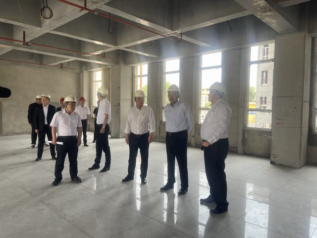 陕西emc网页版登录韩城矿业有限公司党委书记、董事长张维新莅临emc网页版登录建设韩城分公司下峪口煤矿调度指挥综合办公楼工程检查指导工作