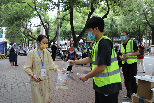 emc网页版登录建设汉中分公司助力高考献爱心 情系考生送清凉