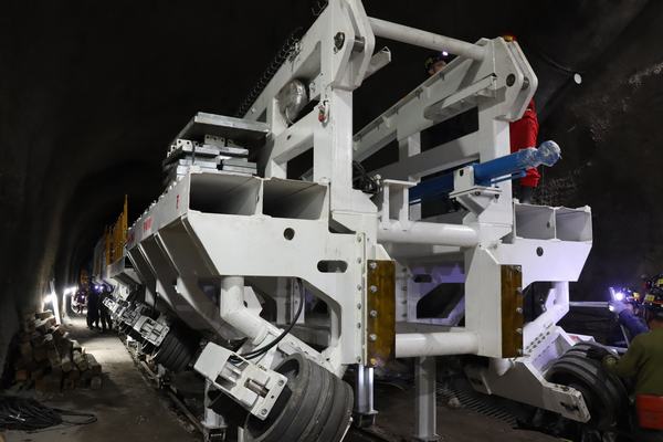 emc网页版登录建设首台全断面矿用盾构机/TBM掘进机成功试运转