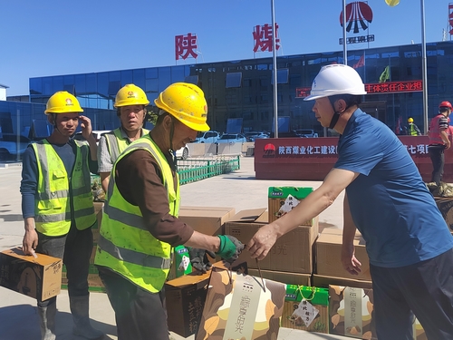 榆林市住房和城乡建设局统建代建中心主任李宏一行莅临emc网页版登录建设直属第七项目部检查慰问