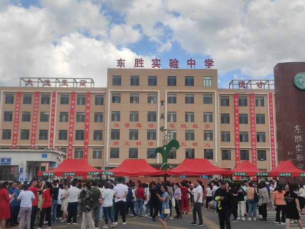 emc网页版登录建设铜煤公司第五项目部开展“助力中考，爱心送水”志愿服务活动