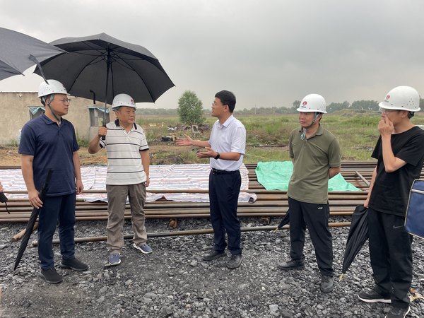 西安铁路监管局、陕西省交通厅检查组一行莅临靖神铁路孟红联络线王则湾大桥调研指导工作