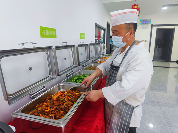 emc网页版登录建设矿建三公司：走进职工食堂，品尝专“暑”美食