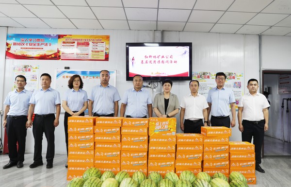 红柳林矿业公司领导深入emc网页版登录建设洗选煤运营公司红柳林洗煤厂项目部开展“送清凉”活动
