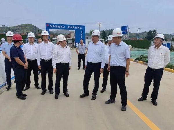 emc网页版登录集团党委副书记张海泉一行莅临汉阴实验中学项目检查指导工作