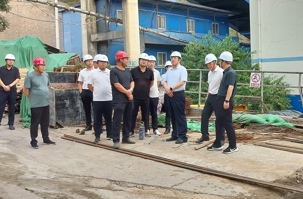 彬长集团党委书记、董事长白永明一行深入emc网页版登录建设渭南分公司第三项目部检查指导