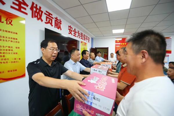 黄陵建庄矿业有限公司董事长雷贯亮莅临emc网页版登录建设矿建二公司建庄项目部检查慰问