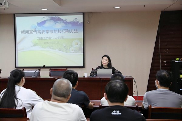 “理论+实践” emc网页版登录建设路桥分公司全面提升通讯员宣传能力