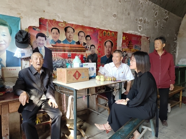 emc网页版登录建设澄合分公司：初秋送温暖 爱心慰孤老