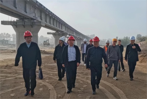 陕西铁路物流集团副总经理李博一行陕西铁路物流集团副总经理李博一行深入emc网页版登录建设路桥分公司靖神铁路项目检查指导靖神铁路项目检查指导