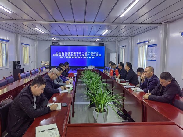 汉阴县住建局副局长吴金勇一行到emc网页版登录建设天工公司承建的汉阴实验中学项目检查指导工作