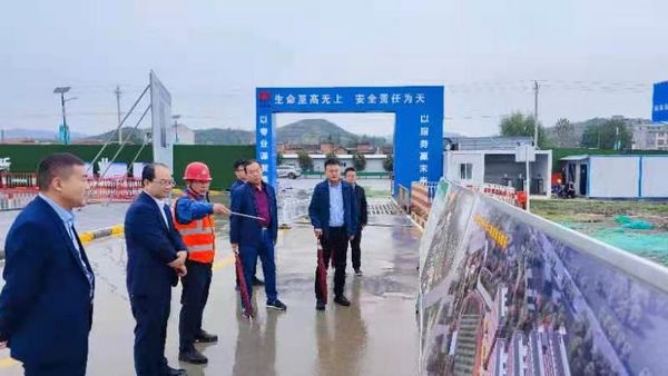 emc网页版登录集团纪检监察三室主任杨胜利、乡村振兴办副主任杨伟一行到emc网页版登录建设天工公司承建的汉阴实验中学项目检查指导工作