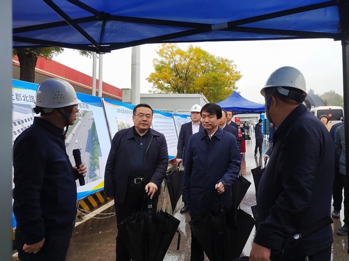 榆林市委副书记、市长张胜利一行莅临emc网页版登录建设承建的上郡北路道路综合整治提升项目观摩指导工作