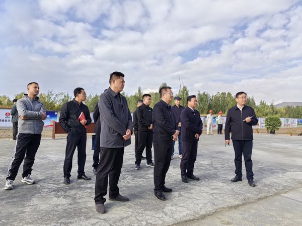 伊宁市委副书记黄伟莅临emc网页版登录建设天工公司承建的伊宁储煤中心基地建设项目检查指导工作