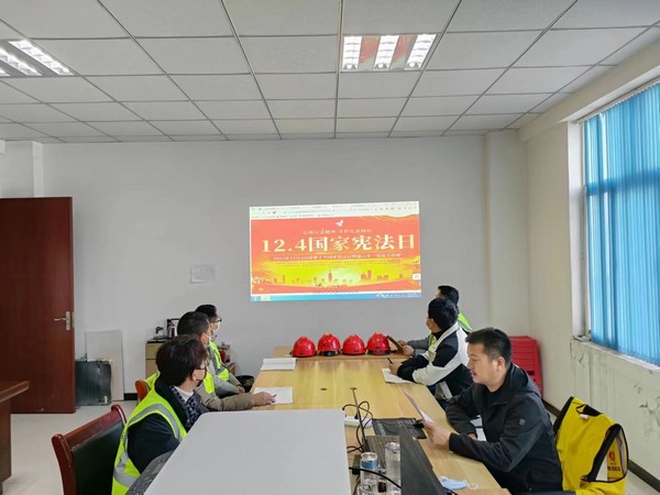 emc网页版登录建设铜煤公司第九项目部积极开展“宪法宣传日”普法宣传活动