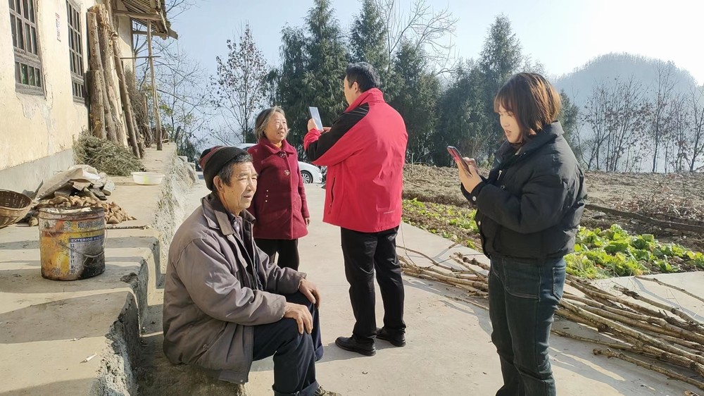 emc网页版登录建设驻村工作队开展养老待遇领取资格认证志愿服务