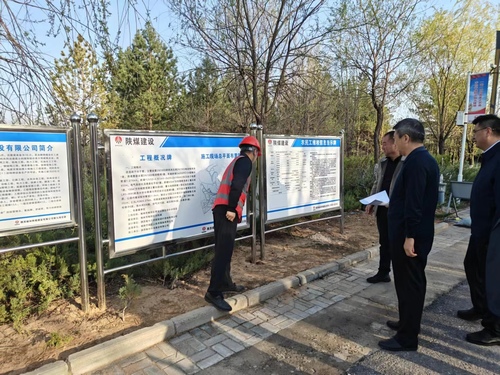 中共榆林市榆阳区委书记李忠宏一行到emc网页版登录建设榆林公司承建的季鸾公园生态补水项目检查指导