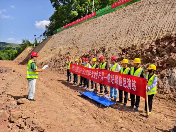emc网页版登录建设咸阳分公司第六项目部开展防坍塌应急救援演练