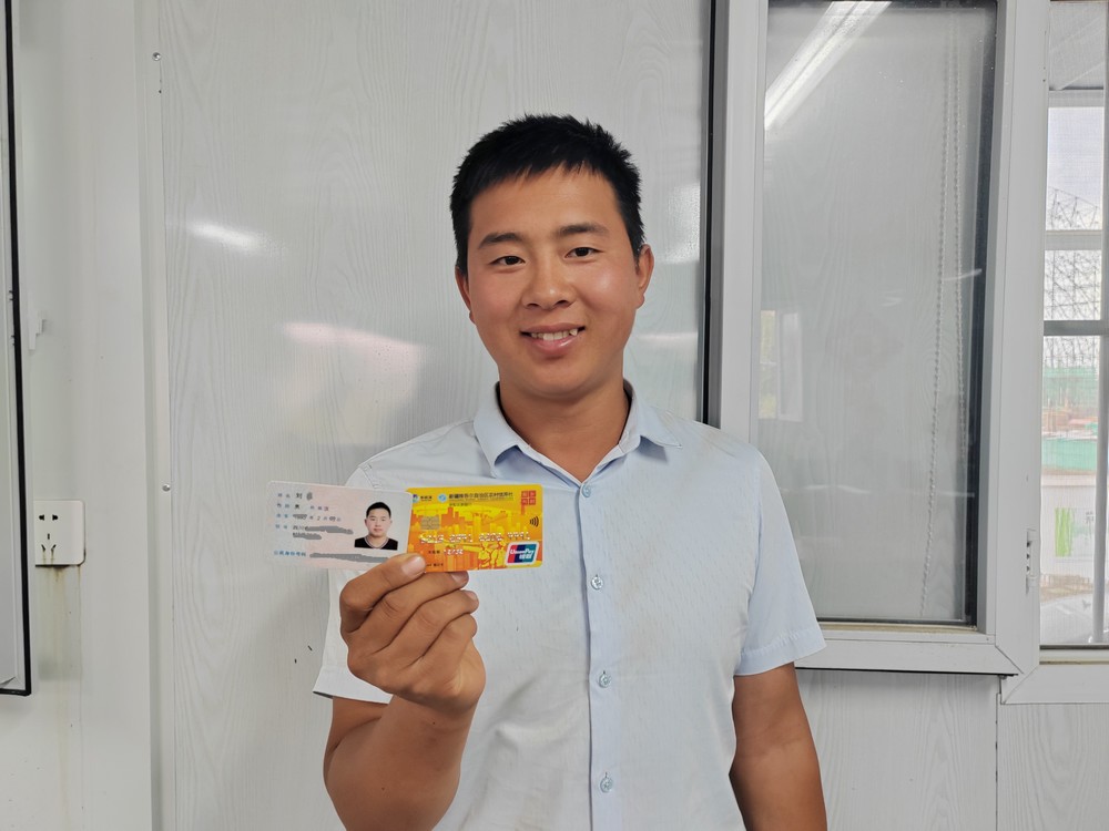 emc网页版登录建设天工公司新疆第一项目部为农民工实名办卡 让农民工“薪”有所属