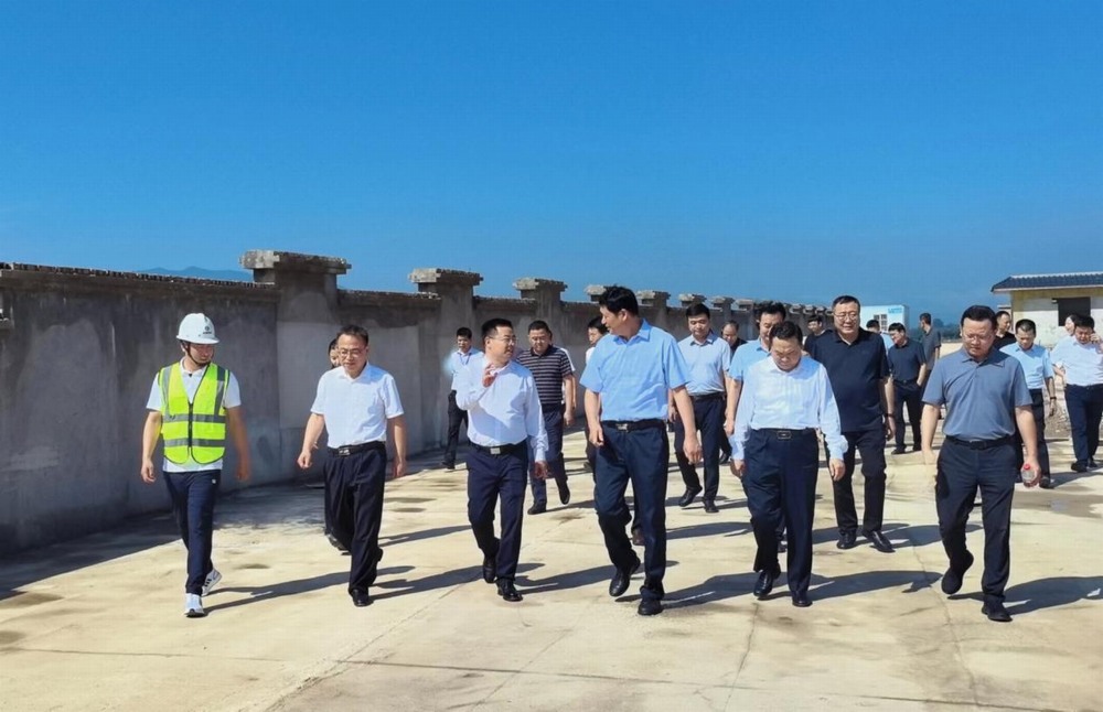 emc网页版登录建设绿宇公司：咸阳市委常委、副市长罗军莅临emc网页版登录建设绿宇公司承建的淳化县殡葬服务设施建设项目指导工作