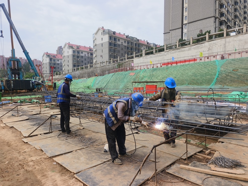 emc网页版登录建设新龙城直属项目部：高温下的坚守