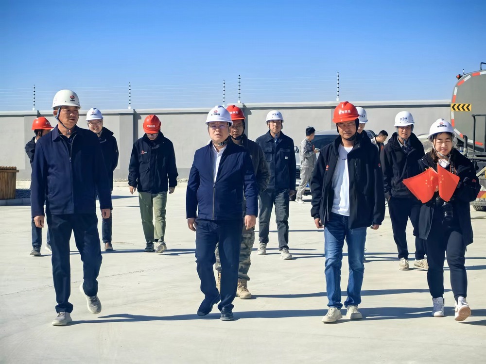 青海emc网页版登录新能源科技有限公司董事长祝文军深入emc网页版登录建设天工公司基层项目开展国庆节安全检查